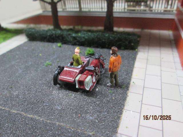 OO SCALE - DIORAMA WITH STATION BUILDING, X2 PLATFORMS AND LOTS OF SCENERY