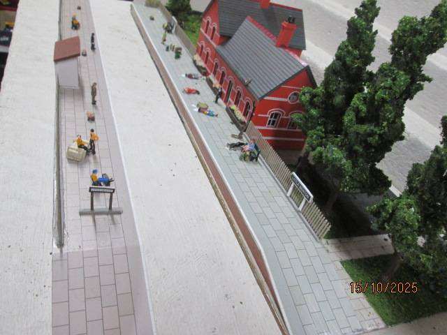 OO SCALE - DIORAMA WITH STATION BUILDING, X2 PLATFORMS AND LOTS OF SCENERY