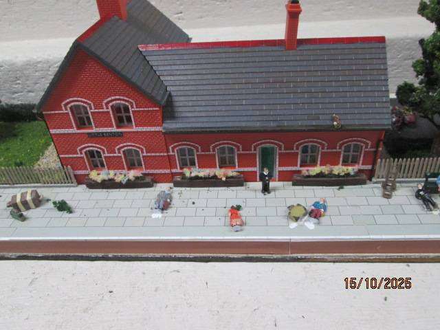 OO SCALE - DIORAMA WITH STATION BUILDING, X2 PLATFORMS AND LOTS OF SCENERY
