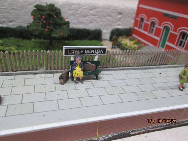 OO SCALE - DIORAMA WITH STATION BUILDING, X2 PLATFORMS AND LOTS OF SCENERY