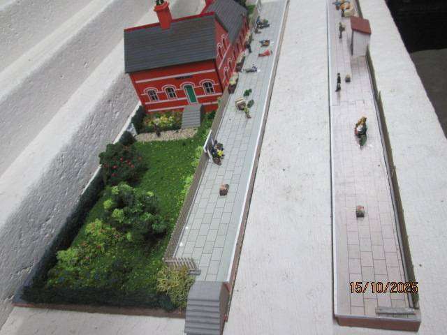 OO SCALE - DIORAMA WITH STATION BUILDING, X2 PLATFORMS AND LOTS OF SCENERY