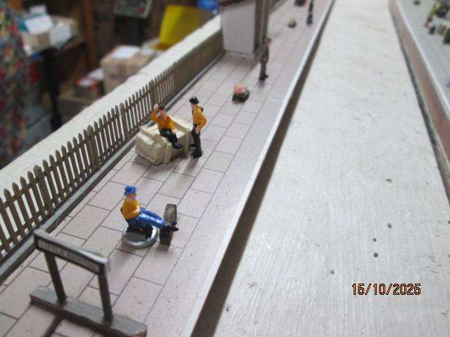 OO SCALE - DIORAMA WITH STATION BUILDING, X2 PLATFORMS AND LOTS OF SCENERY