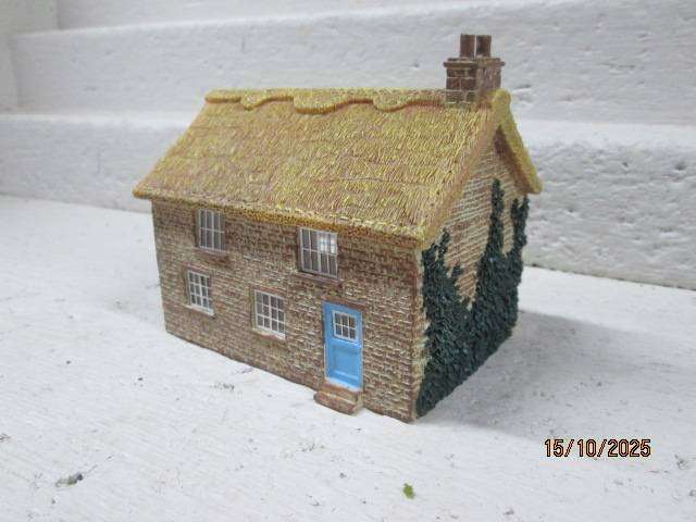 OO SCALE - HORNBY RESIN THATCH HOUSE