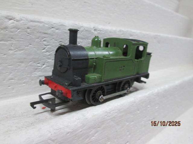 OO SCALE - TRIANG - 0-4-0 GREEN STEAM LOCOMOTIVE