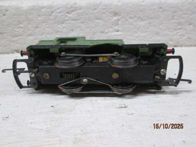 OO SCALE - TRIANG - 0-4-0 GREEN STEAM LOCOMOTIVE