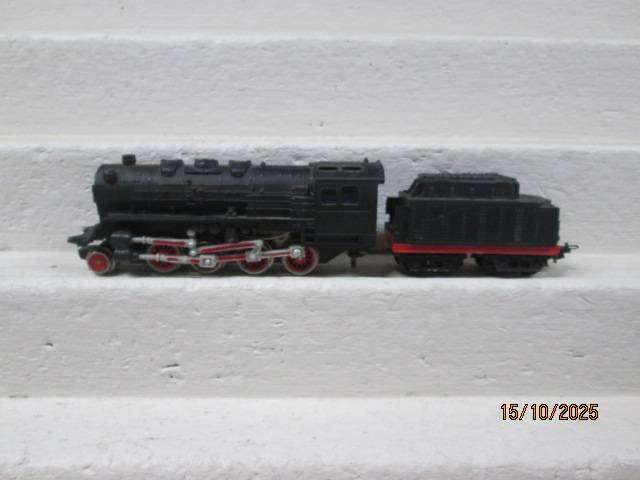 HO SCALE - LIMA - BLACK 2-8-0 STEAM LOCOMOTIVE (MADE IN HONG KONG)