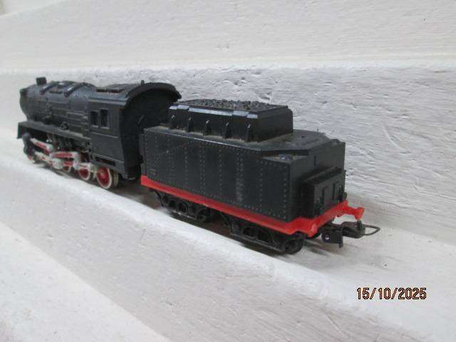 HO SCALE - LIMA - BLACK 2-8-0 STEAM LOCOMOTIVE (MADE IN HONG KONG)