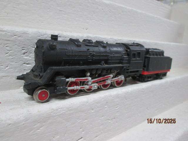 HO SCALE - LIMA - BLACK 2-8-0 STEAM LOCOMOTIVE (MADE IN HONG KONG)