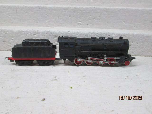 HO SCALE - LIMA - BLACK 2-8-0 STEAM LOCOMOTIVE (MADE IN HONG KONG)