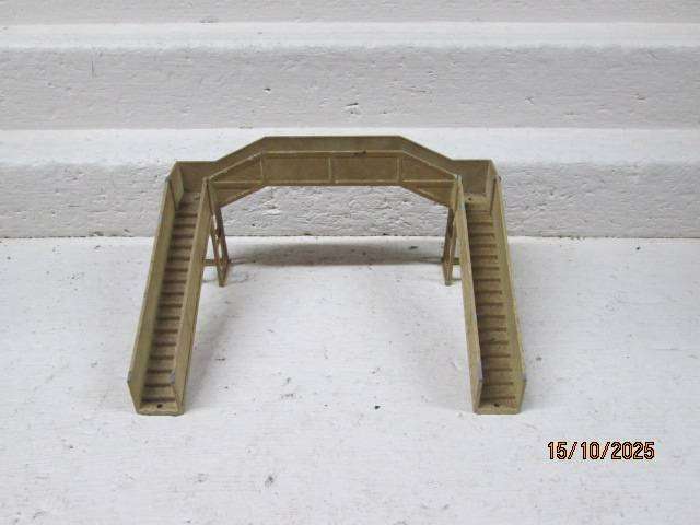 HO / OO SCALE - HORNBY DUBLO - METAL DOUBLE RAIL PEDESTRIAN FOOT BRIDGE