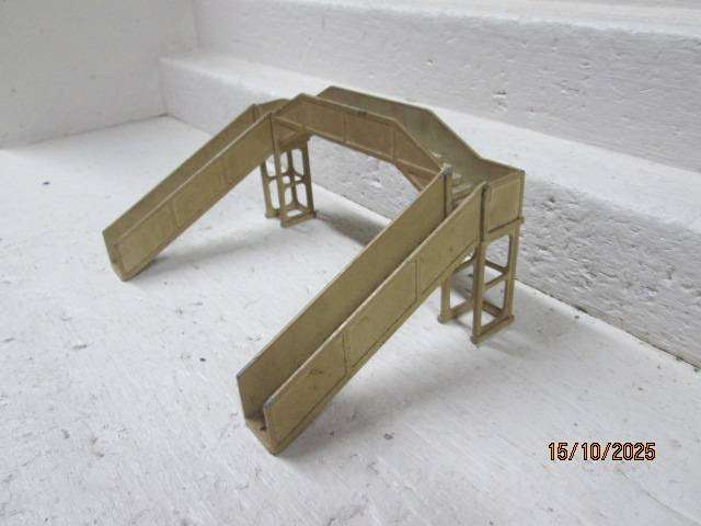 HO / OO SCALE - HORNBY DUBLO - METAL DOUBLE RAIL PEDESTRIAN FOOT BRIDGE
