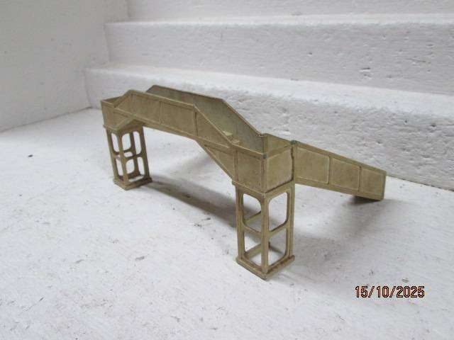 HO / OO SCALE - HORNBY DUBLO - METAL DOUBLE RAIL PEDESTRIAN FOOT BRIDGE