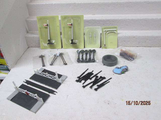 HO / OO SCALE - VARIOUS MODEL RAILWAY ACCESSORIES