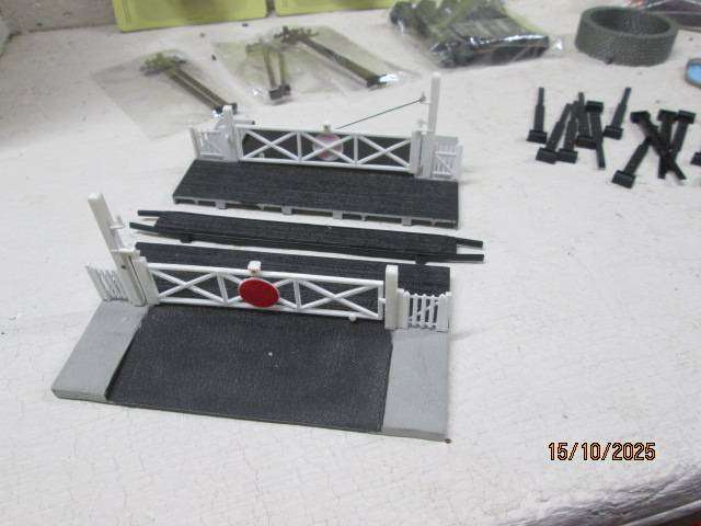 HO / OO SCALE - VARIOUS MODEL RAILWAY ACCESSORIES