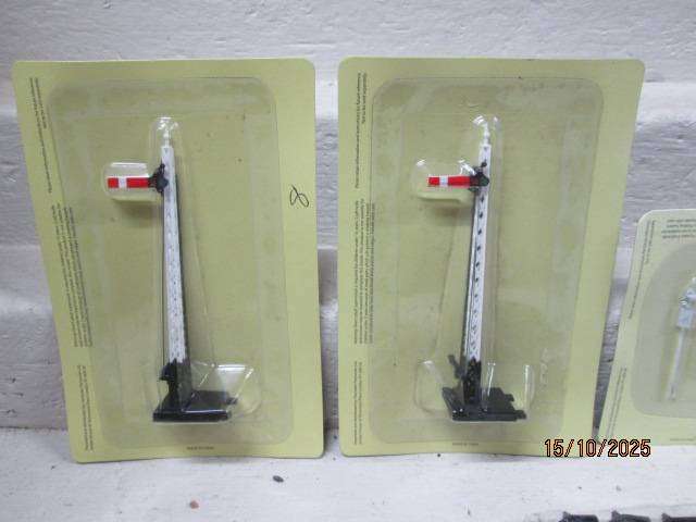 HO / OO SCALE - VARIOUS MODEL RAILWAY ACCESSORIES