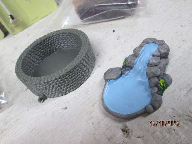 HO / OO SCALE - VARIOUS MODEL RAILWAY ACCESSORIES