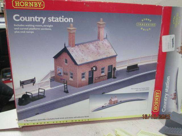 OO SCALE - HORNBY - COUNTRY STATION WITH PLATFORMS - BOXED