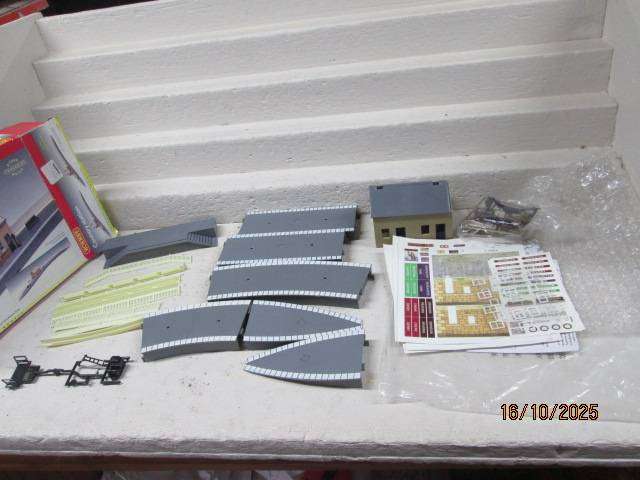 OO SCALE - HORNBY - COUNTRY STATION WITH PLATFORMS - BOXED