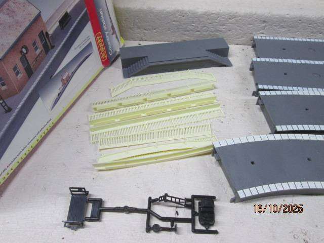 OO SCALE - HORNBY - COUNTRY STATION WITH PLATFORMS - BOXED