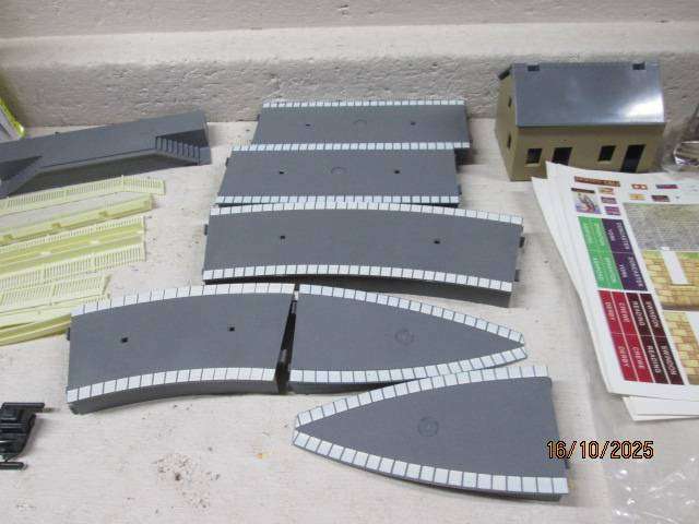 OO SCALE - HORNBY - COUNTRY STATION WITH PLATFORMS - BOXED