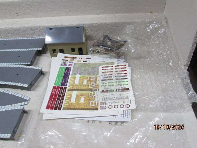 OO SCALE - HORNBY - COUNTRY STATION WITH PLATFORMS - BOXED