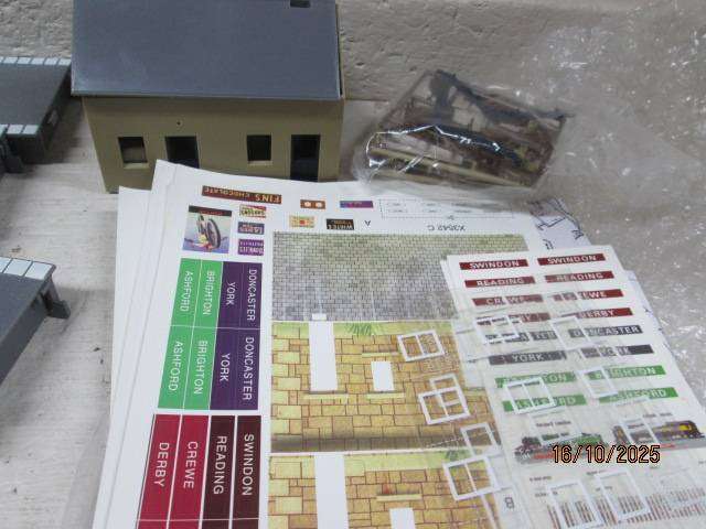 OO SCALE - HORNBY - COUNTRY STATION WITH PLATFORMS - BOXED