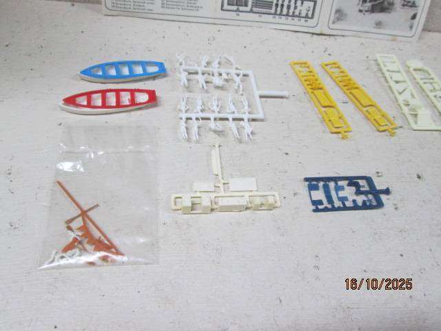 HO SCALE - PREISER - BEACH FIGURINES AND EQUIPMENT