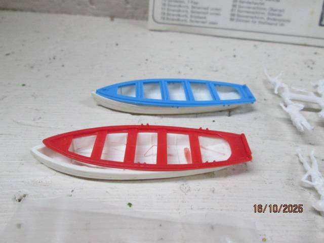 HO SCALE - PREISER - BEACH FIGURINES AND EQUIPMENT