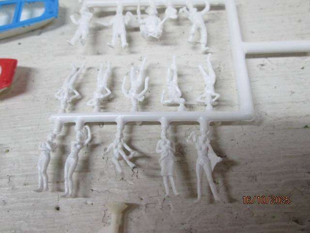 HO SCALE - PREISER - BEACH FIGURINES AND EQUIPMENT