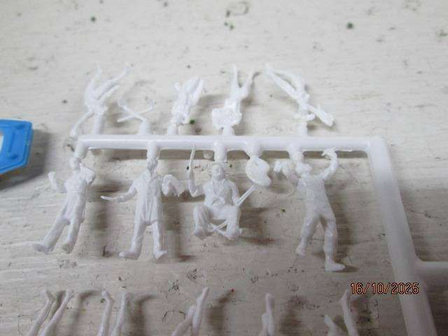 HO SCALE - PREISER - BEACH FIGURINES AND EQUIPMENT