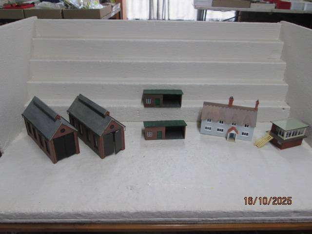 OO SCALE - VARIOUS MODEL RAILWAY BUILDINGS - X6