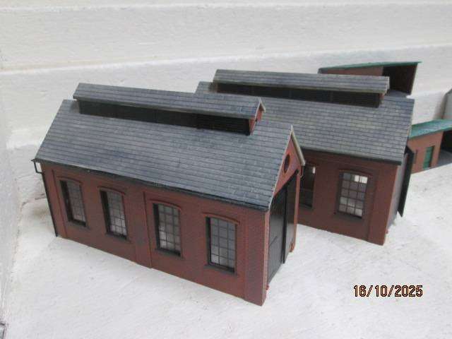 OO SCALE - VARIOUS MODEL RAILWAY BUILDINGS - X6