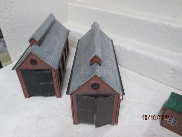OO SCALE - VARIOUS MODEL RAILWAY BUILDINGS - X6