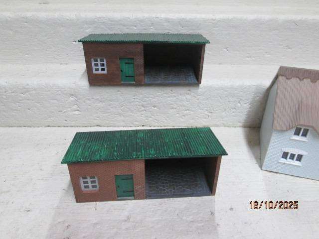 OO SCALE - VARIOUS MODEL RAILWAY BUILDINGS - X6