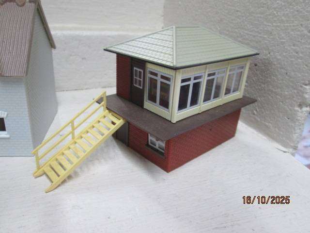 OO SCALE - VARIOUS MODEL RAILWAY BUILDINGS - X6