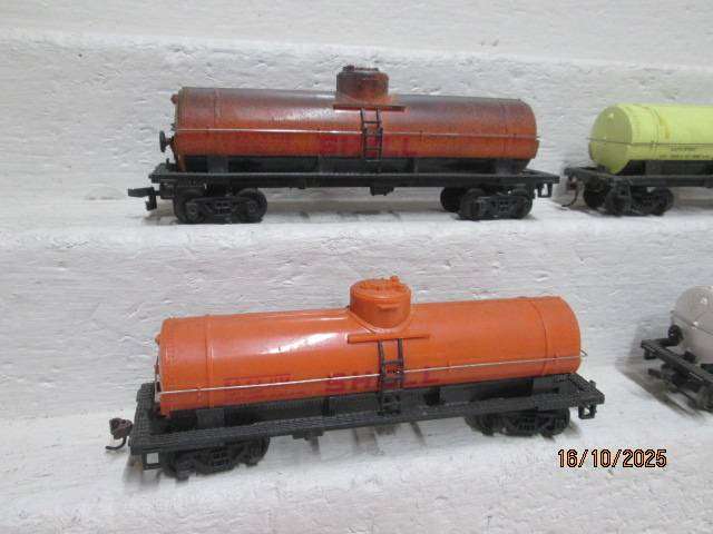 HO SCALE - AMERCIAN STYLE - SINGLE DOME TANKER WAGONS - X4