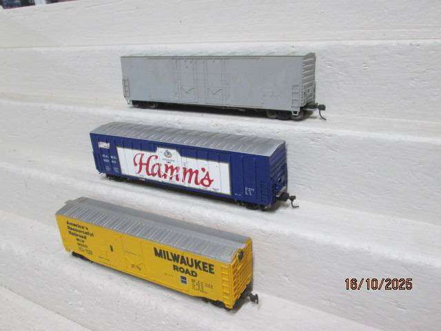 HO SCALE - VARIOUS 50 FOOT BOX CARS - X3