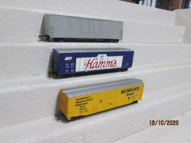 HO SCALE - VARIOUS 50 FOOT BOX CARS - X3