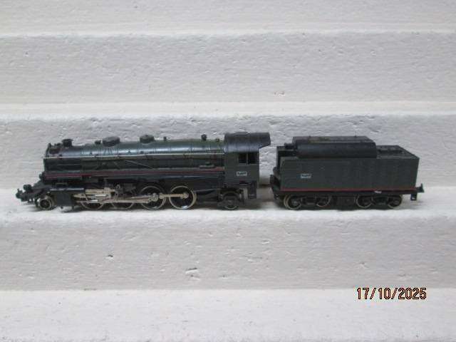 HO SCALE - LIMA - DARK GREEN SNCF 2-8-2 STEAM LOCOMOTIVE