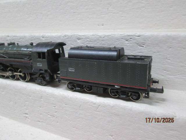 HO SCALE - LIMA - DARK GREEN SNCF 2-8-2 STEAM LOCOMOTIVE