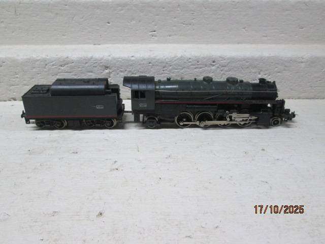 HO SCALE - LIMA - DARK GREEN SNCF 2-8-2 STEAM LOCOMOTIVE