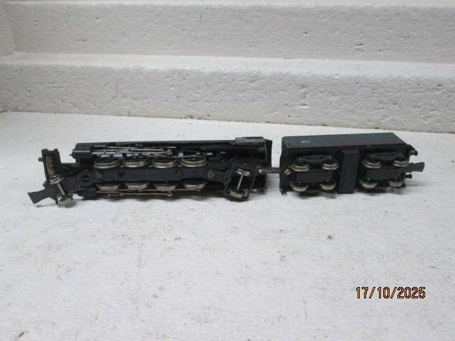 HO SCALE - LIMA - DARK GREEN SNCF 2-8-2 STEAM LOCOMOTIVE