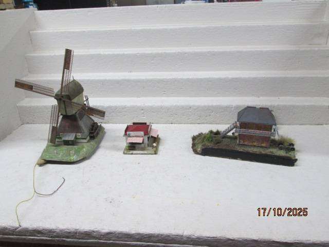HO SCALE - VARIOUS BUILDINGS - X3