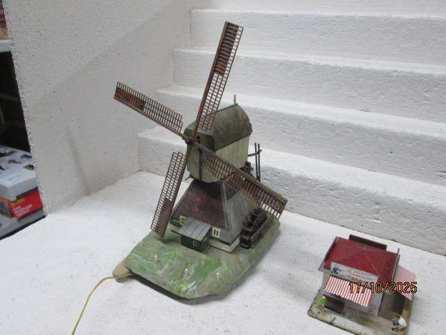 HO SCALE - VARIOUS BUILDINGS - X3