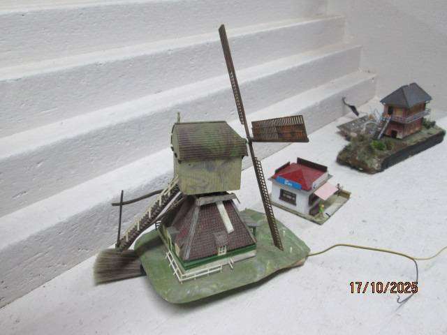 HO SCALE - VARIOUS BUILDINGS - X3