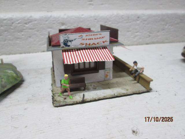 HO SCALE - VARIOUS BUILDINGS - X3