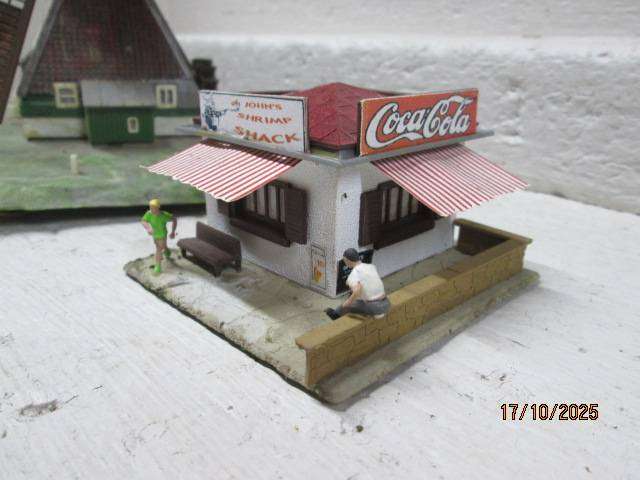 HO SCALE - VARIOUS BUILDINGS - X3