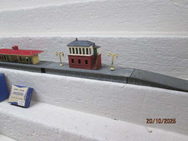 N SCALE - LONESTAR - STATION PLATFORM+ SIGNALS