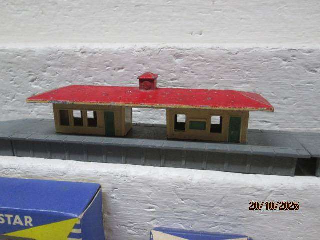 N SCALE - LONESTAR - STATION PLATFORM+ SIGNALS