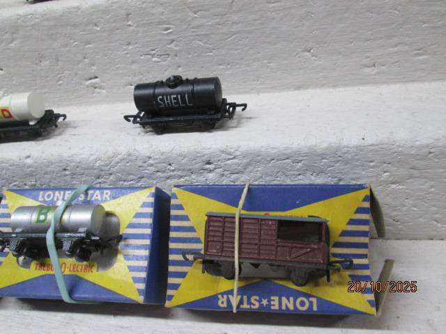 N SCALE - LONESTAR - X5 GOODS WAGONS + DIESEL LOCOMOTIVE